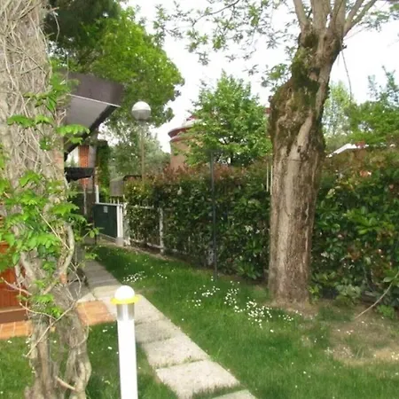 Villa Beautiful Single With Spacious Private Garden *