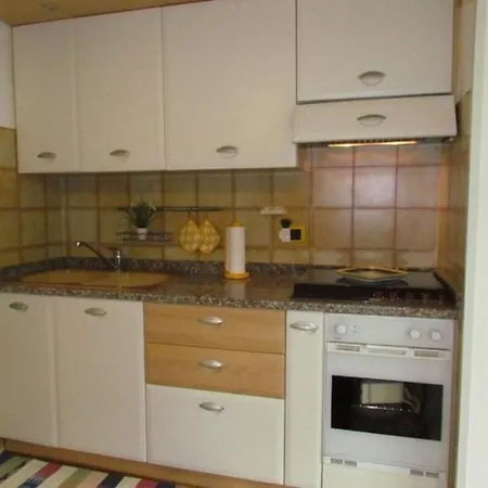 Beautiful Single With Spacious Private Garden *